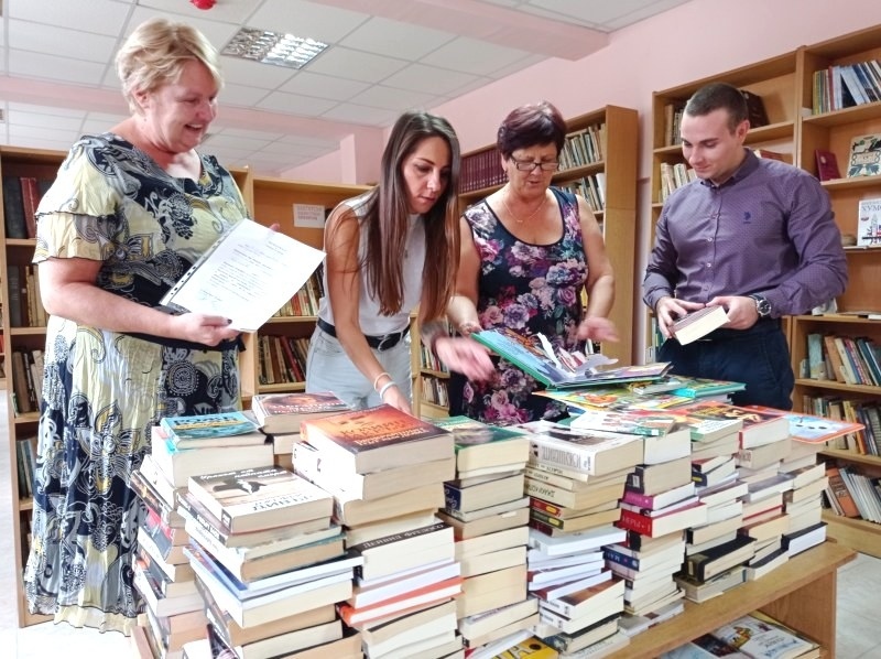 Фондация „Лукойл” дари над 500 книги на читалища в Бяга и Велинград